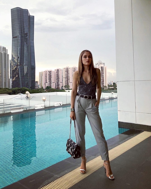 Tinggal di AS, ini 10 pose Cinta Laura tak segan pamer lekuk tubuh