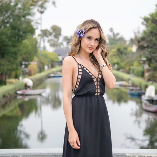 Tinggal di AS, ini 10 pose Cinta Laura tak segan pamer lekuk tubuh