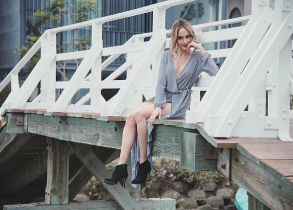 Tinggal di AS, ini 10 pose Cinta Laura tak segan pamer lekuk tubuh