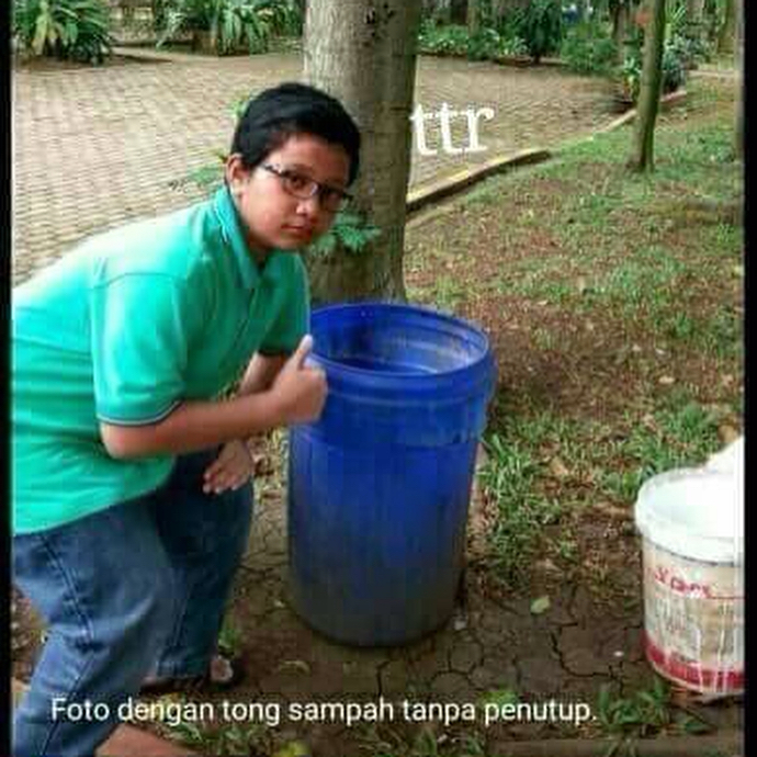 Bocah ini gaya jempol dekat benda tak penting, 10 fotonya konyol abis 