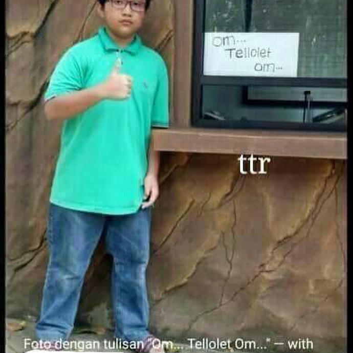 Bocah ini gaya jempol dekat benda tak penting, 10 fotonya konyol abis 