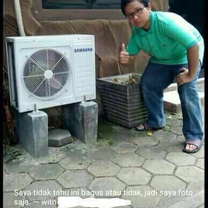 Bocah ini gaya jempol dekat benda tak penting, 10 fotonya konyol abis 