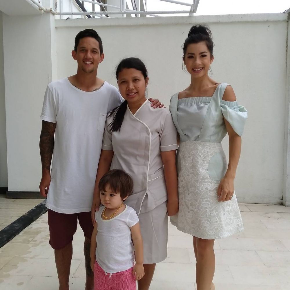 11 Potret Purwati, babysitter El Barrack putra Jedar yang hits abis