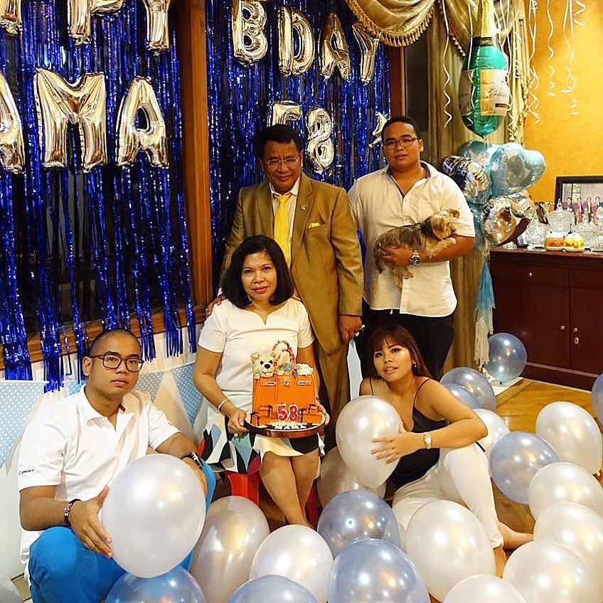 Jarang terekspos, begini 8 potret kekompakan tiga anak Hotman Paris