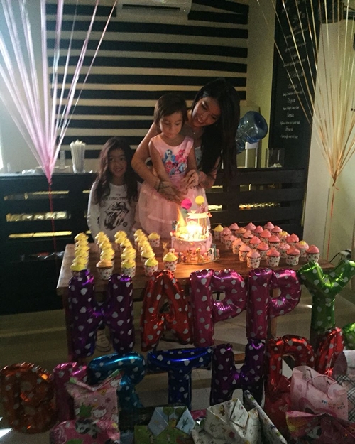 6 Momen hangat Sheila Marcia rayakan ultah anak, undang mantan suami