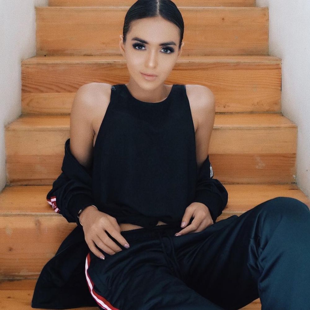 10 Pose seksi Anastasia Mustikandrina, model yang dekat Ge Pamungkas