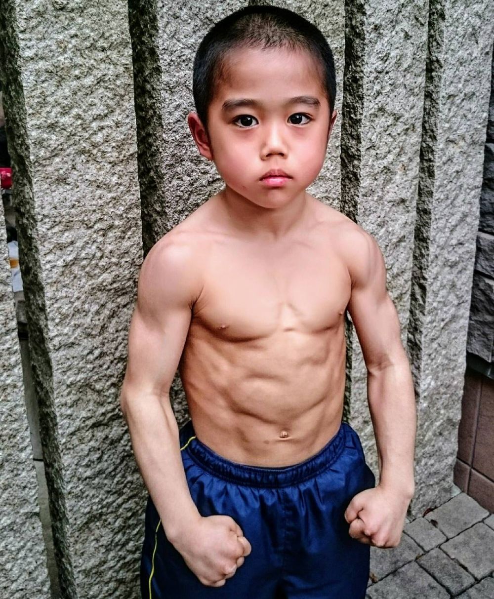 9 Potret tubuh kekar Ryusei, bocah 8 tahun yang suka tirukan Bruce Lee