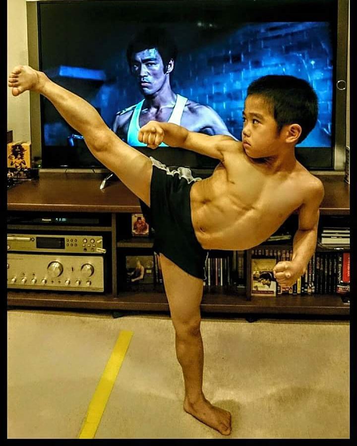 9 Potret tubuh kekar Ryusei, bocah 8 tahun yang suka tirukan Bruce Lee