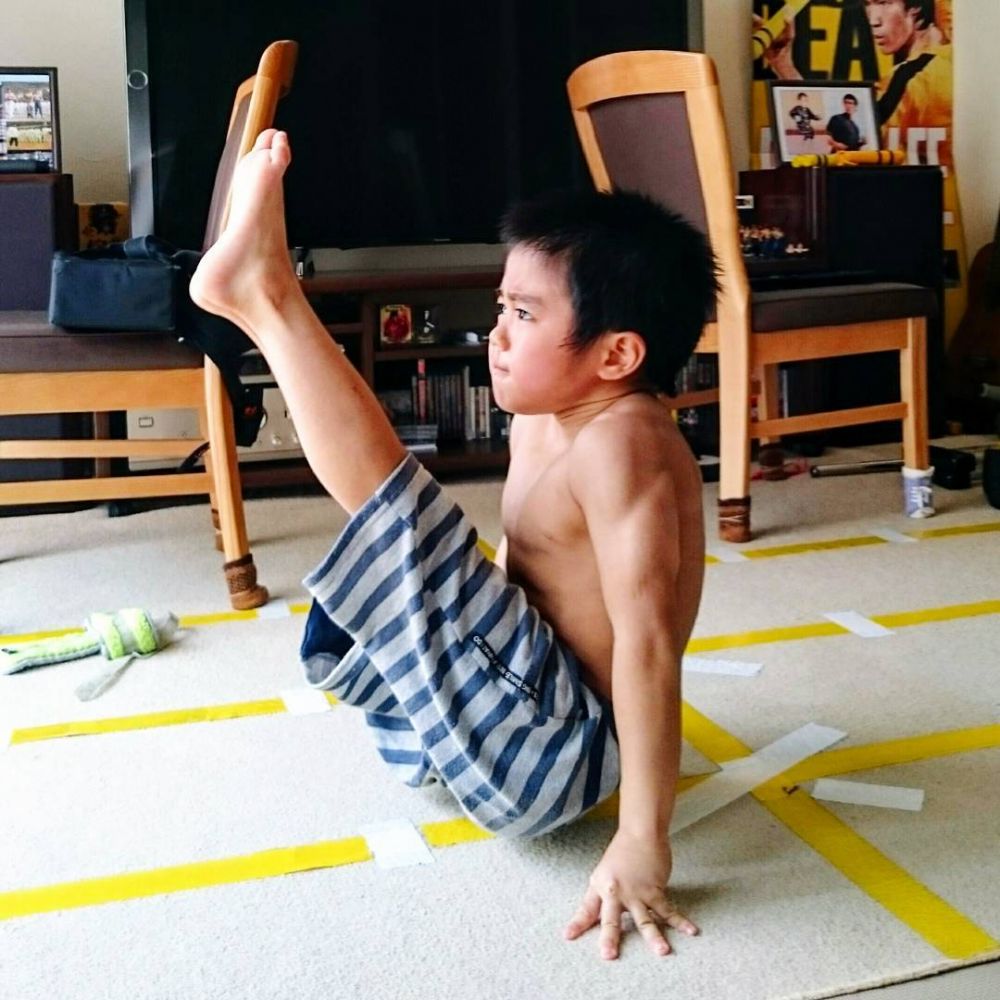 9 Potret tubuh kekar Ryusei, bocah 8 tahun yang suka tirukan Bruce Lee