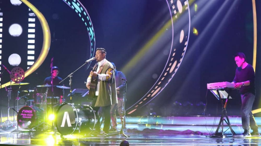 10 Beda penampilan Abdul di panggung Idol, bikin cewek ogah kedip