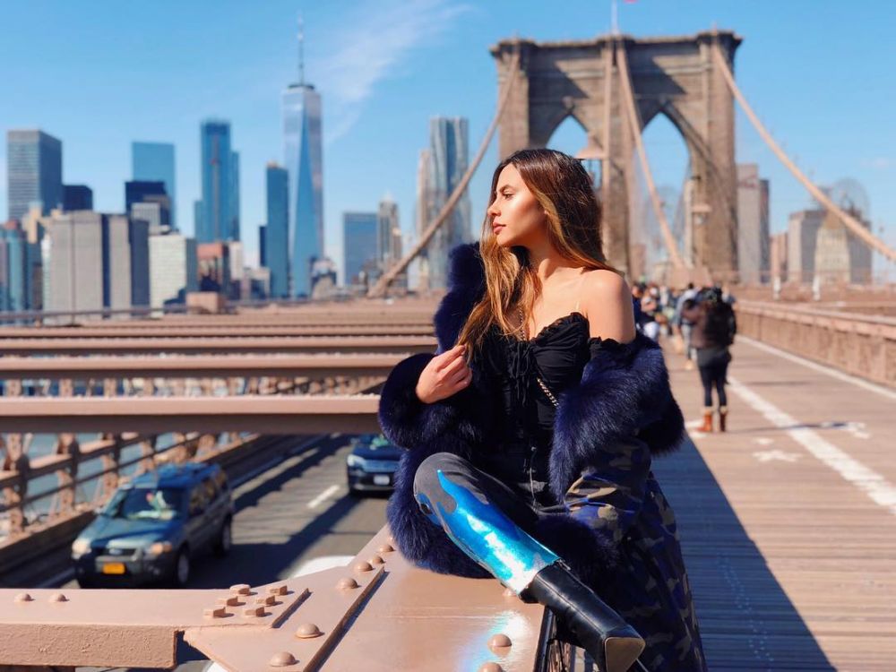 10 Gaya Valerie Thomas pakai mantel bulu, tetap seksi dan stylish