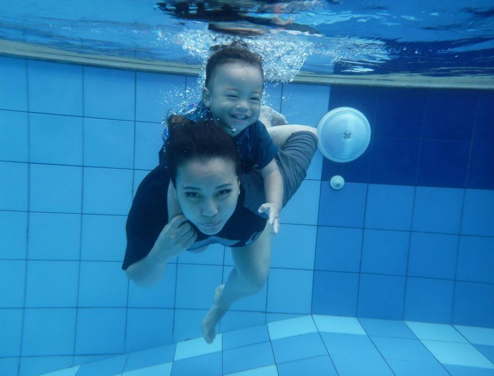 7 Pose Kanaka anak Tya Ariestya saat menyelam, lucunya bikin gemes