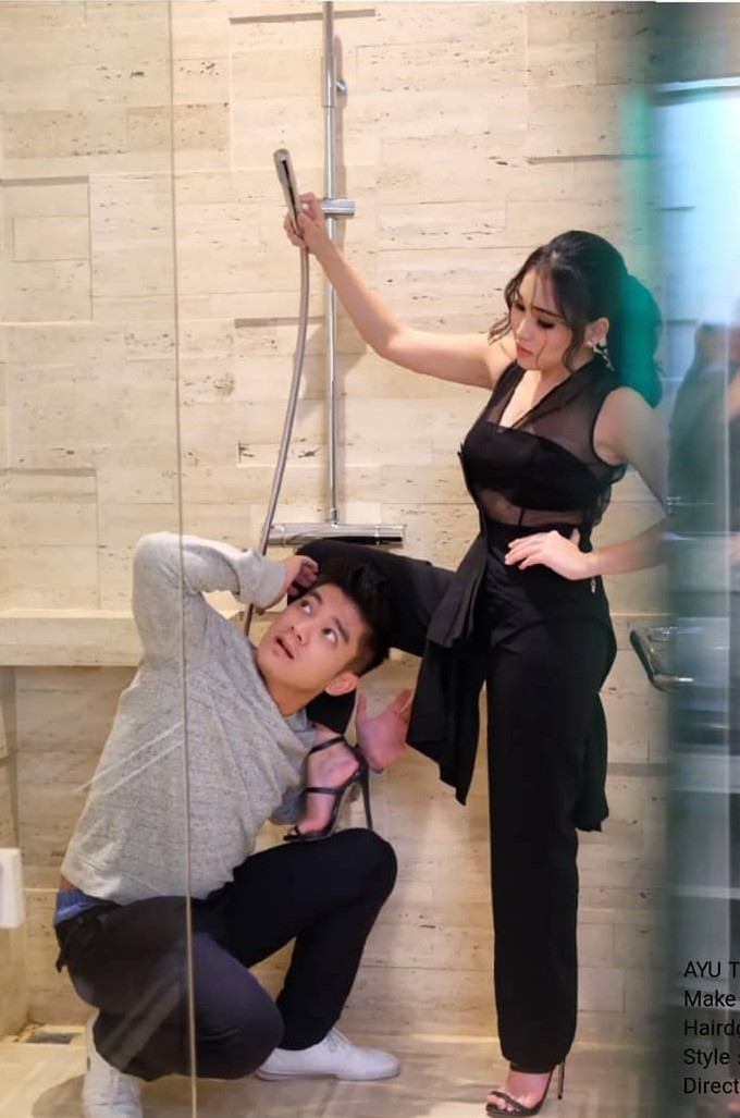 10 Pose mesra Ayu Ting Ting & Boy William di toilet, bikin gimana gitu