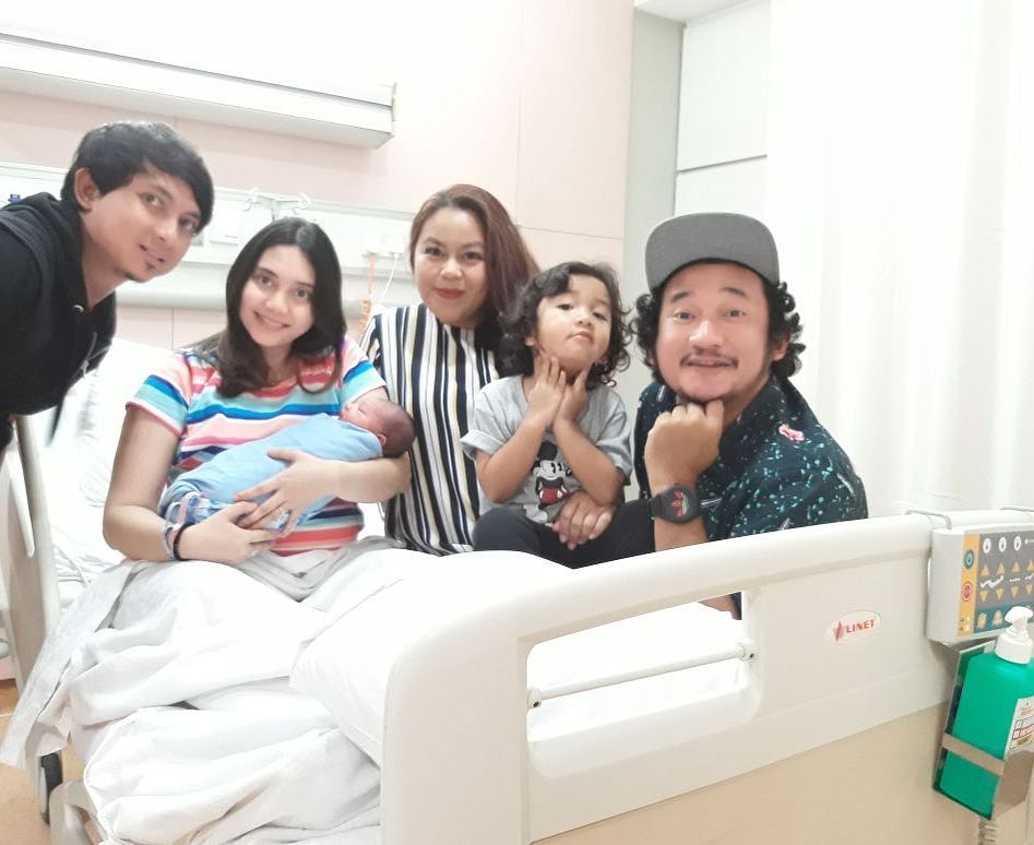 Istri Aden Bajaj melahirkan anak kedua, ini 5 momen bahagianya