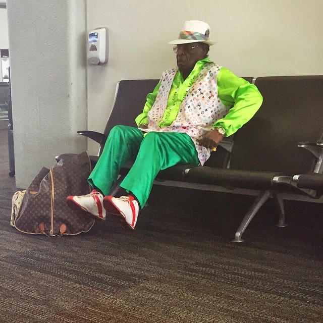 Gaya pakaian 15 kakek ini absurd abis, dijamin bikin tepuk jidat