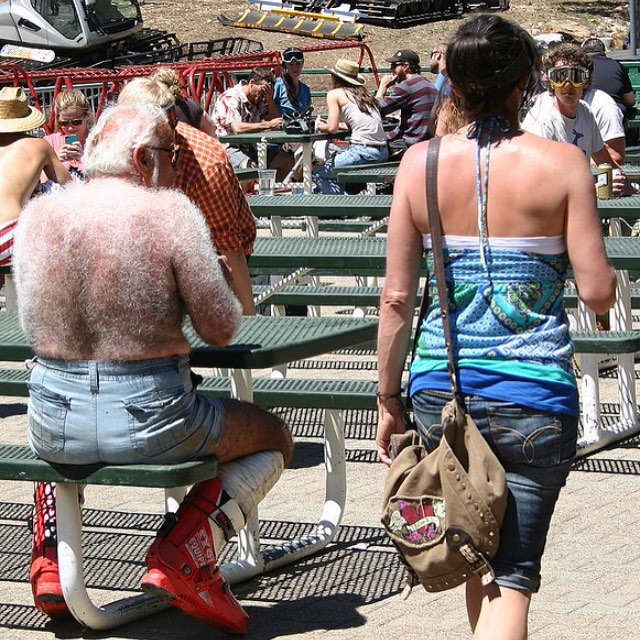 Gaya pakaian 15 kakek ini absurd abis, dijamin bikin tepuk jidat