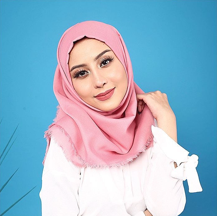 Awkarin bisnis hijab, ini 7 potretnya yang bikin hati adem