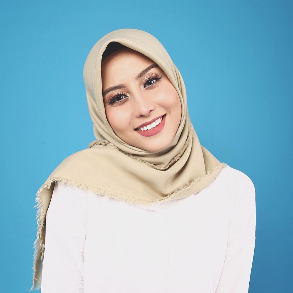 Awkarin bisnis hijab, ini 7 potretnya yang bikin hati adem