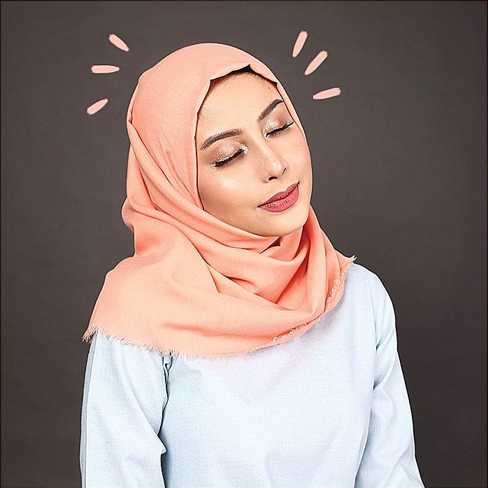 Awkarin bisnis hijab, ini 7 potretnya yang bikin hati adem