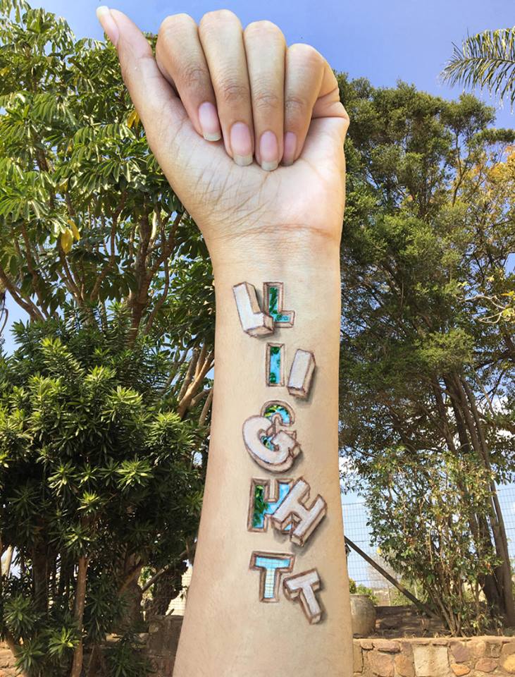 10 Lukisan 3D di tangan ini detail banget, dijamin terkecoh