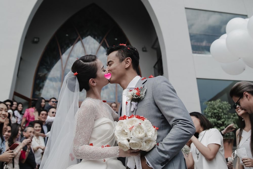 Momen wedding kiss 8 pasangan seleb ini romantisnya bikin baper 