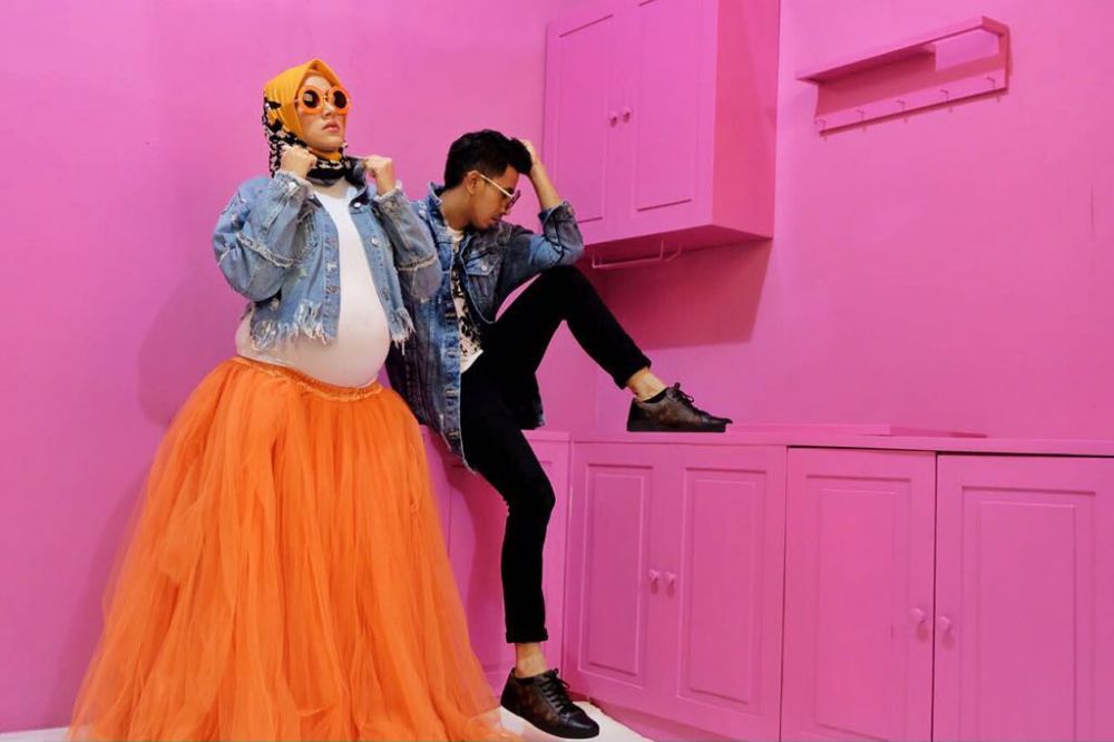 7 Potret maternity Fairuz A Rafiq & Sonny Septian, penuh warna warni