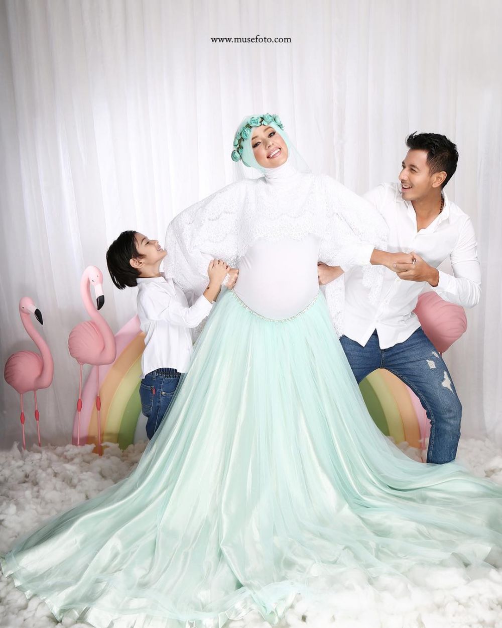 7 Potret maternity Fairuz A Rafiq & Sonny Septian, penuh warna warni