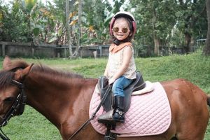 8 Gaya Thalia anak Ruben Onsu menunggangi kuda, bak orang dewasa