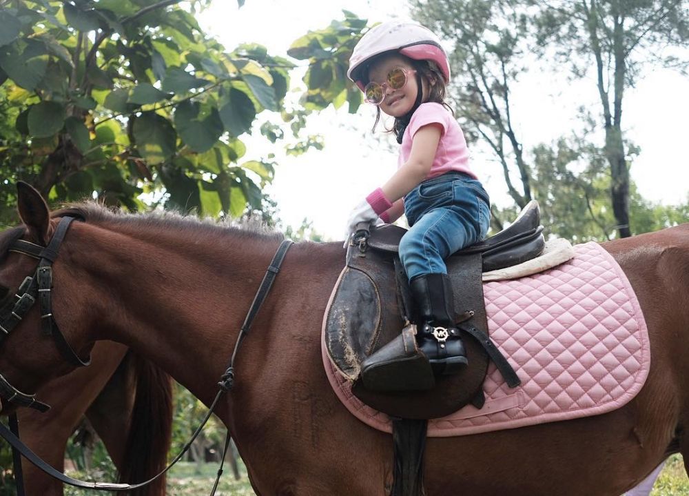 8 Gaya Thalia anak Ruben Onsu menunggangi kuda, bak orang dewasa