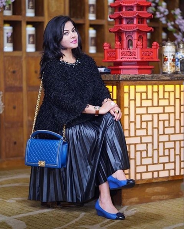10 Potret cantik & super stylish-nya Viens Tasman, ibu Rachel Vennya