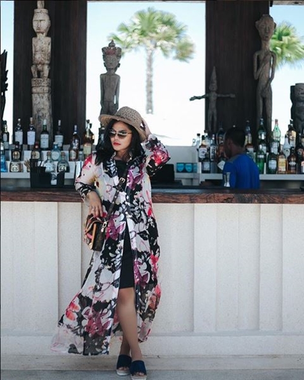 10 Potret cantik & super stylish-nya Viens Tasman, ibu Rachel Vennya