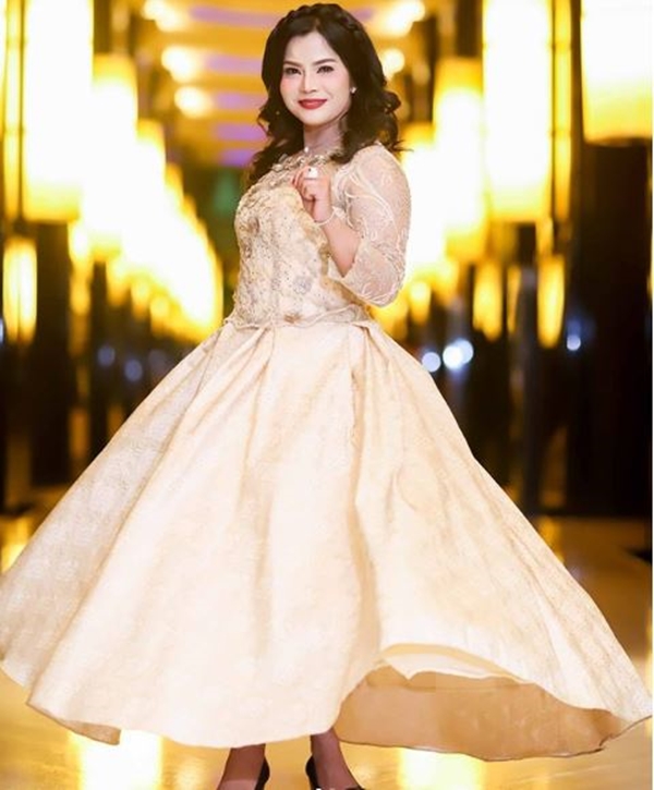 10 Potret cantik & super stylish-nya Viens Tasman, ibu Rachel Vennya