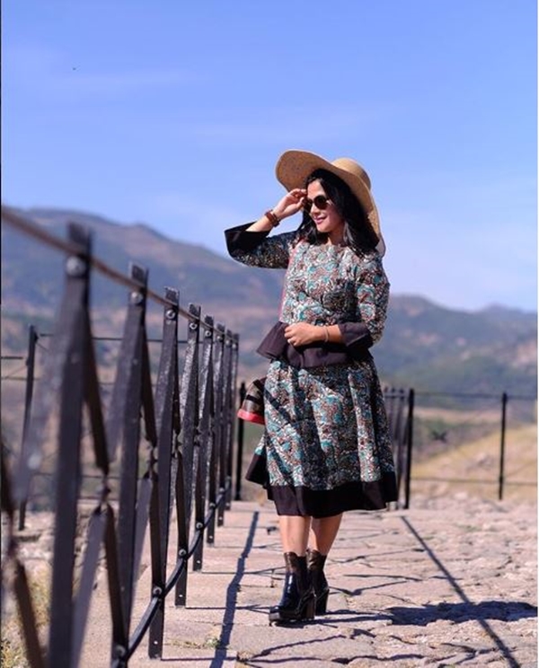 10 Potret cantik & super stylish-nya Viens Tasman, ibu Rachel Vennya