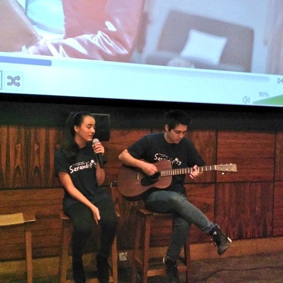10 Gaya Maxime Bouttier main gitar ini bikin hati cewek berdendang