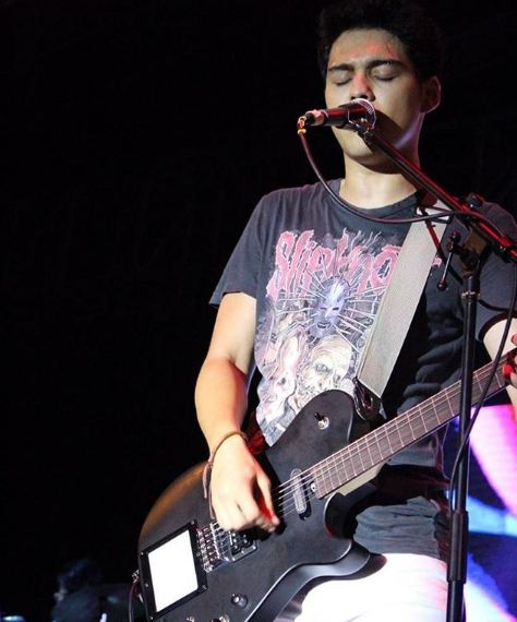10 Gaya Maxime Bouttier main gitar ini bikin hati cewek berdendang