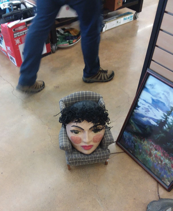 10 Benda absurd yang dijual di pasar loak ini bikin gagal paham