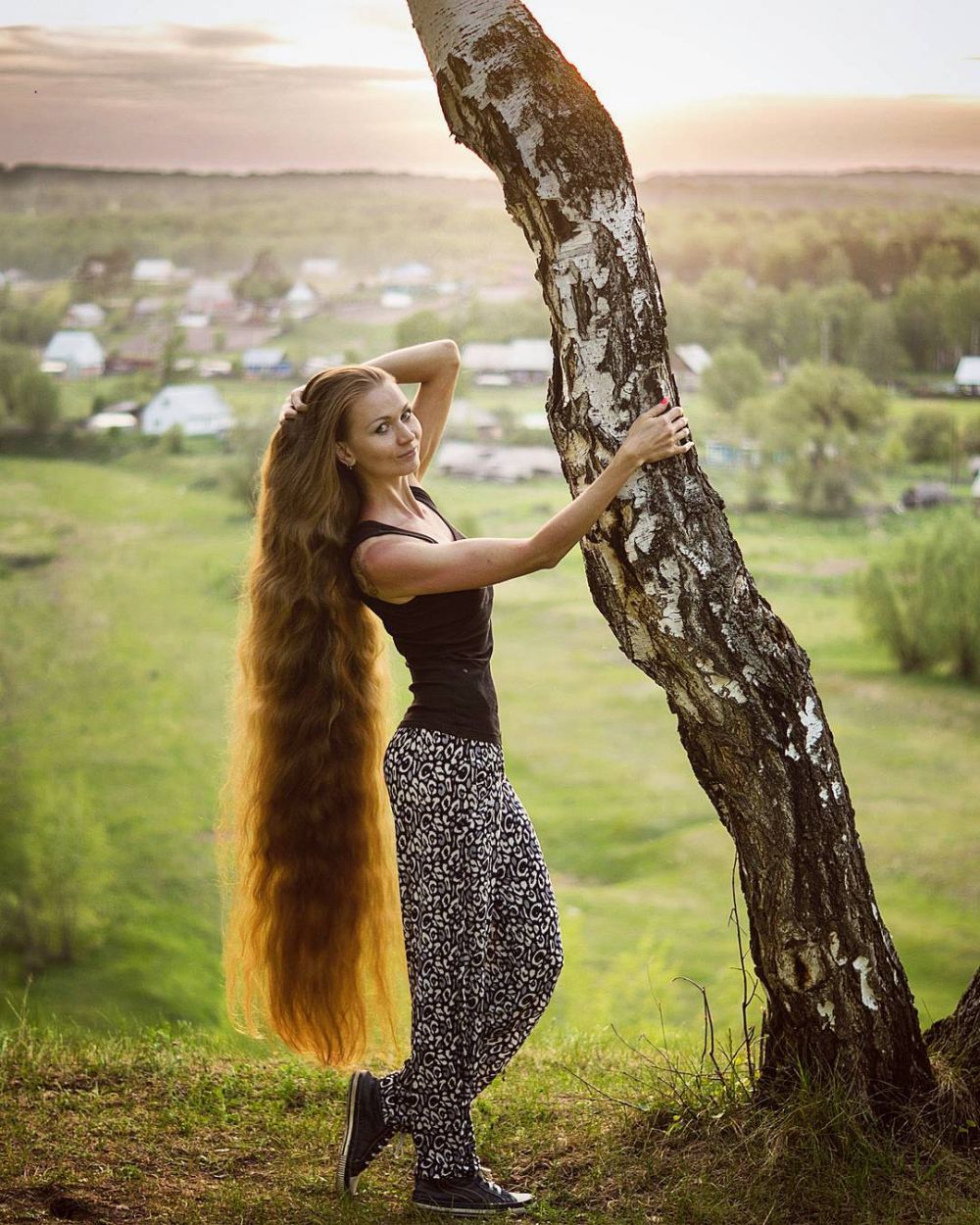 10 Pesona Dashik Gubanova, wanita cantik berambut panjang bak Rapunzel