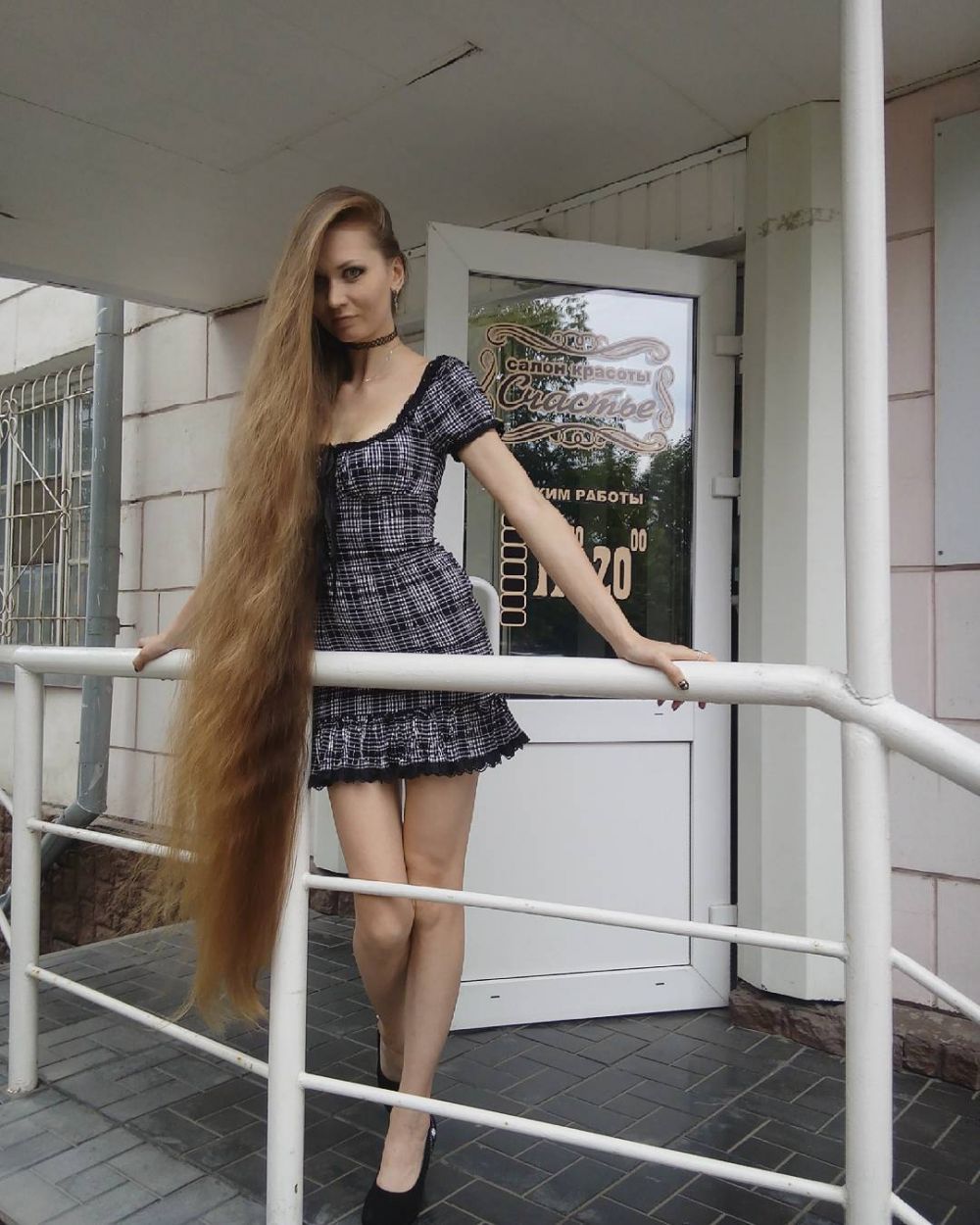 10 Pesona Dashik Gubanova, wanita cantik berambut panjang bak Rapunzel