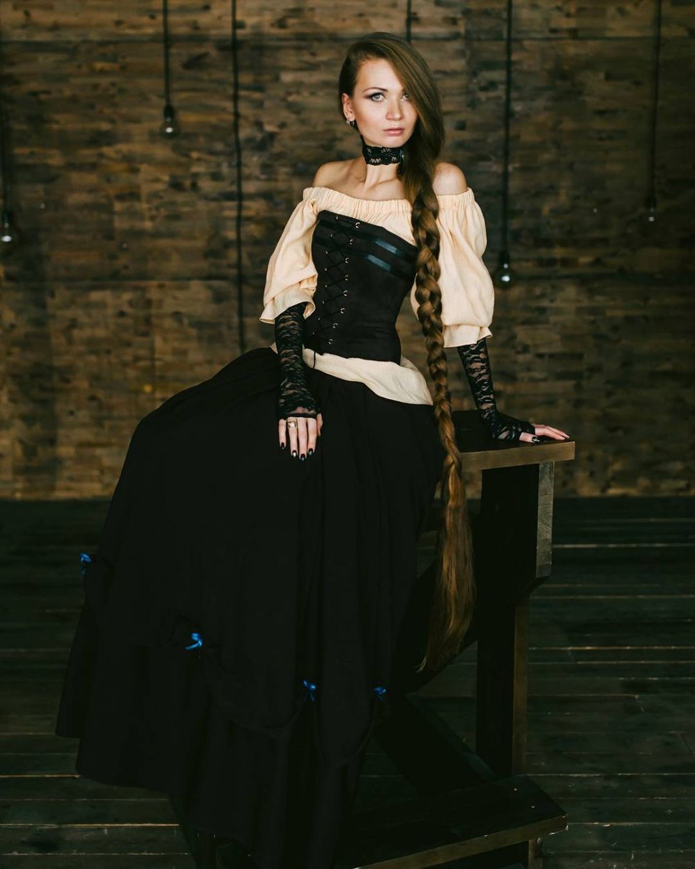 10 Pesona Dashik Gubanova, wanita cantik berambut panjang bak Rapunzel