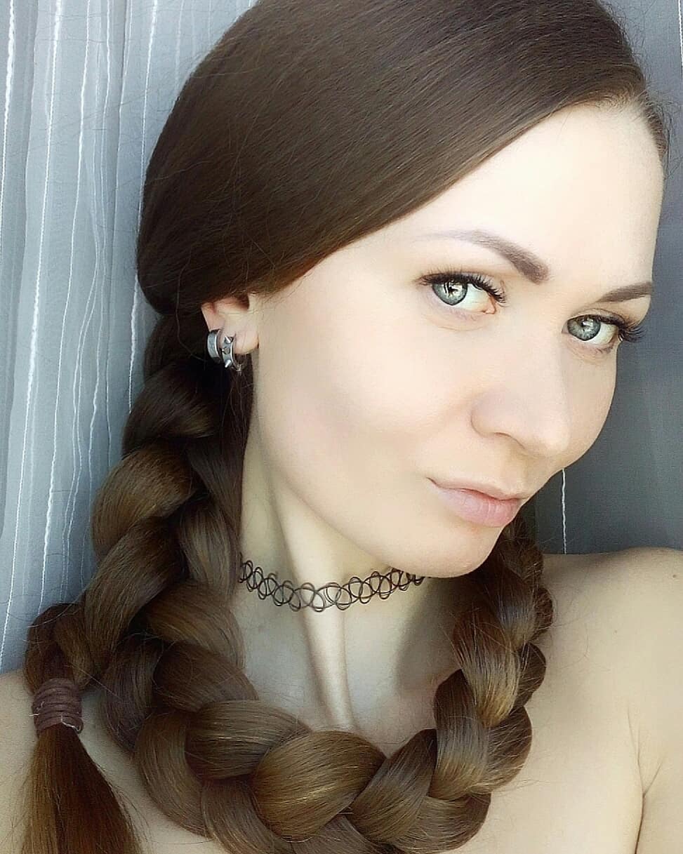 10 Pesona Dashik Gubanova, wanita cantik berambut panjang bak Rapunzel