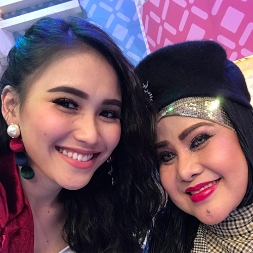 Sering dicibir, 10 pedangdut ini tetap cuek foto bareng Ayu Ting Ting