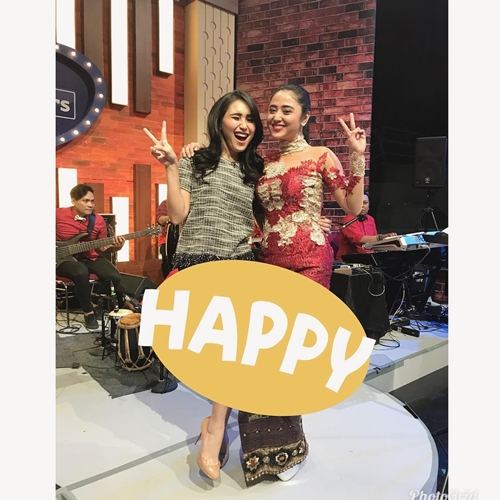 Sering dicibir, 10 pedangdut ini tetap cuek foto bareng Ayu Ting Ting