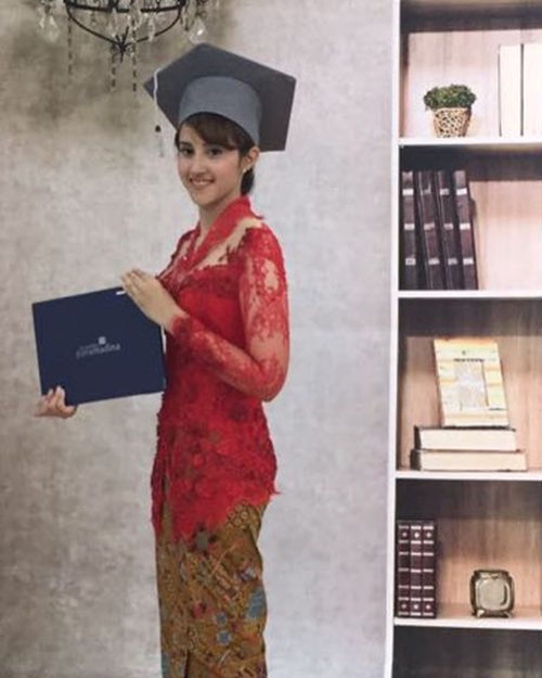 8 Potret Tsamara Amany saat wisuda, lulus 3,5 tahun meski berpolitik