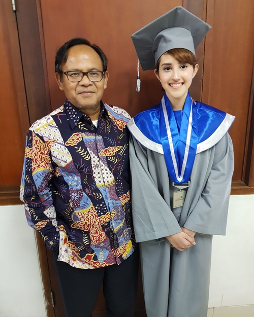 8 Potret Tsamara Amany saat wisuda, lulus 3,5 tahun meski berpolitik