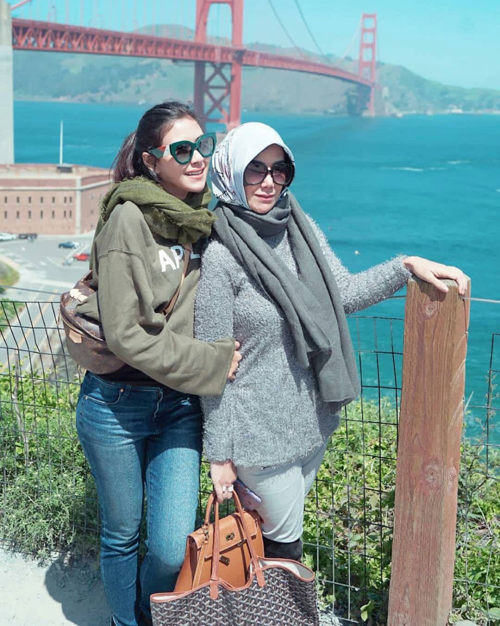 10 Potret seru honeymoon Syahnaz & Jeje di AS, ajak mama Amy lho