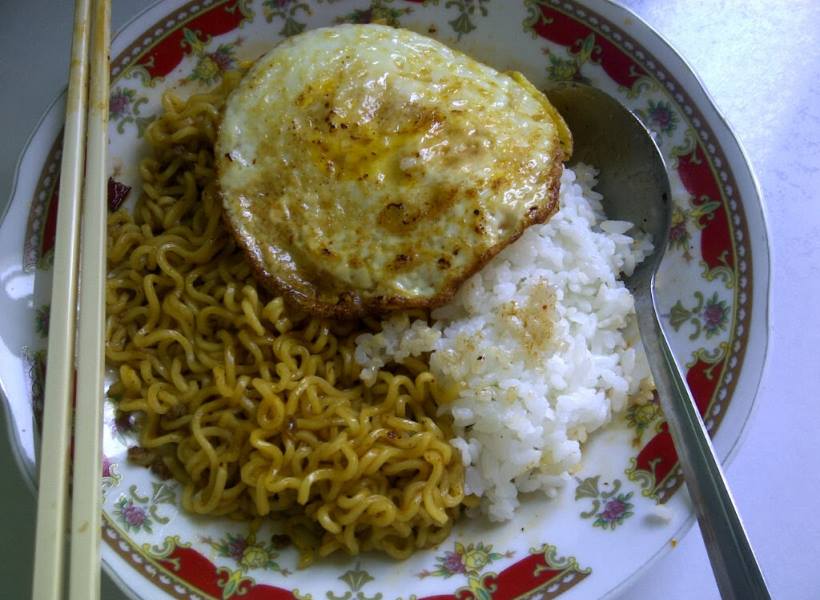 4 Potret kocak orang Indonesia belum kenyang kalau tidak makan nasi