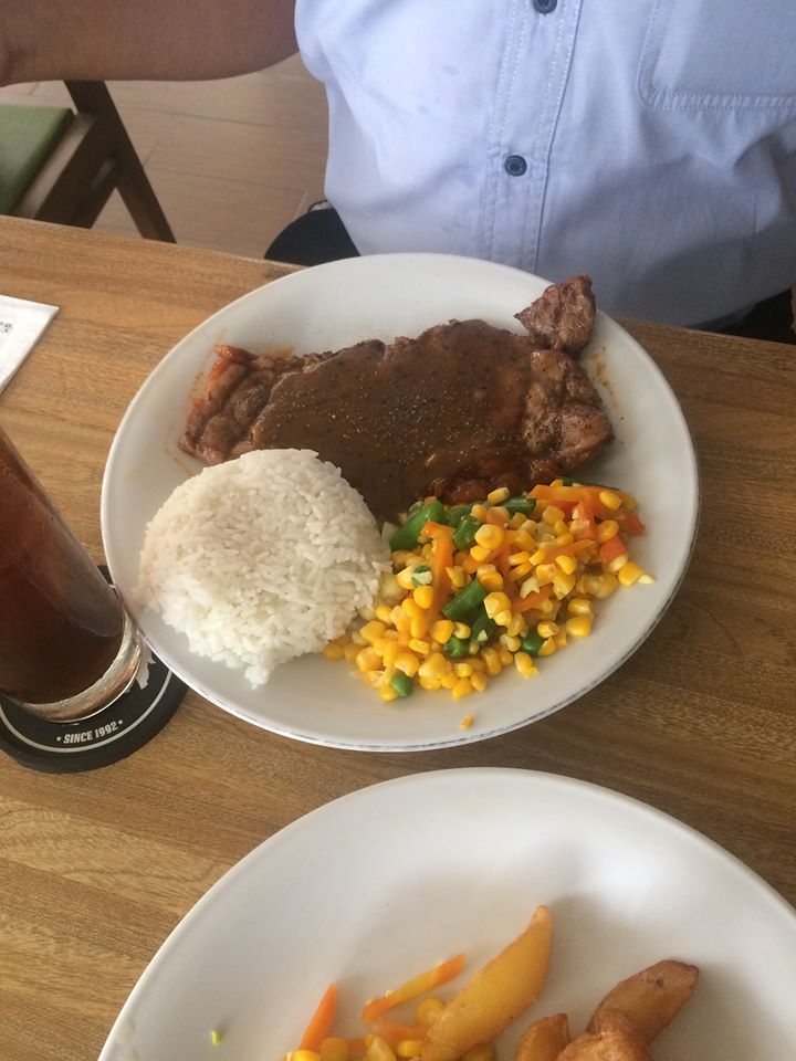 4 Potret kocak orang Indonesia belum kenyang kalau tidak makan nasi