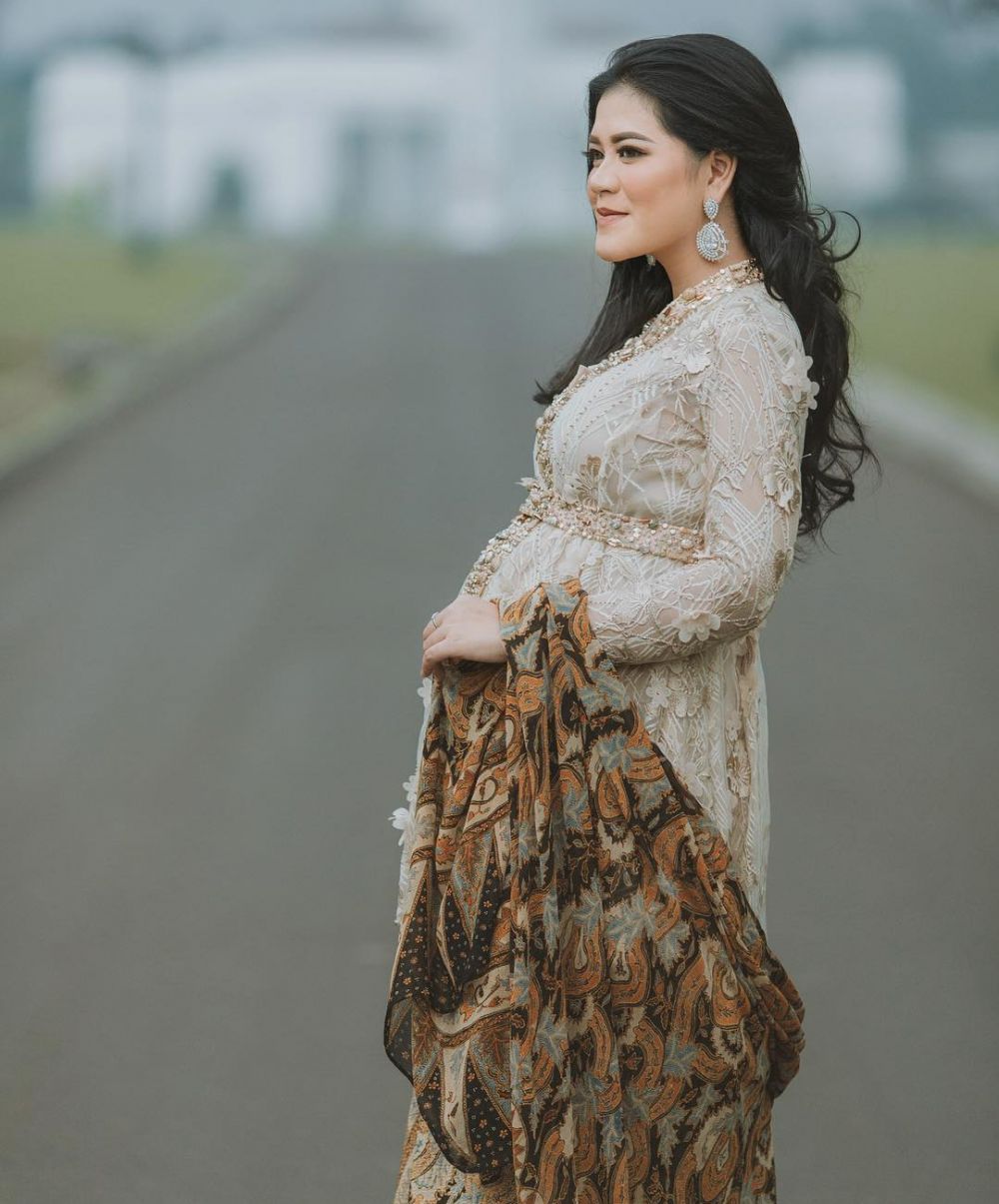 6 Gaya Kahiyang saat pemotretan maternity, tampak anggun dan santun