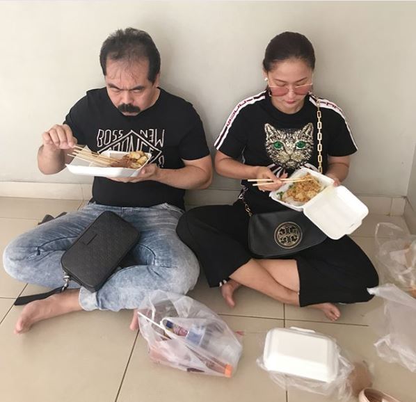 Tunggui anak taekwondo, Inul & suami makan sambil gelesot tanpa alas