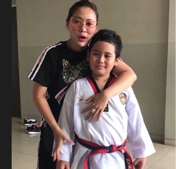 Tunggui anak taekwondo, Inul & suami makan sambil gelesot tanpa alas